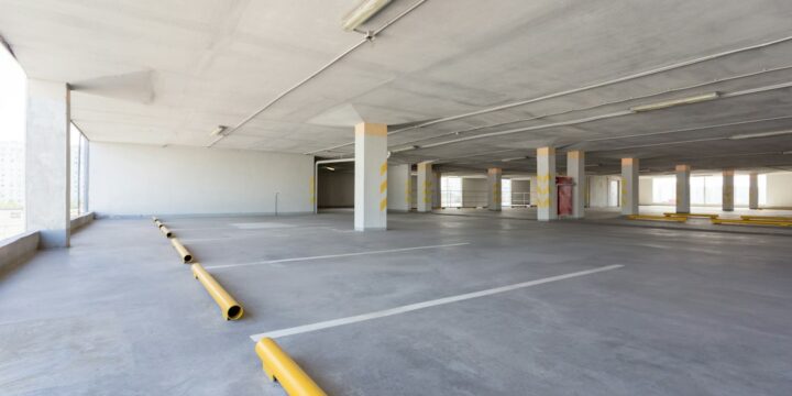 Parking przy Starym Mieście w Lublinie z informacją o opłatach weekendowych