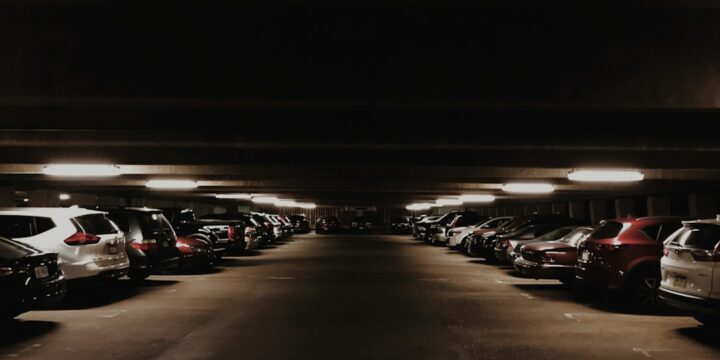 Parking przy centrum handlowym Auchan na ulicy Hetmańskiej w Poznaniu