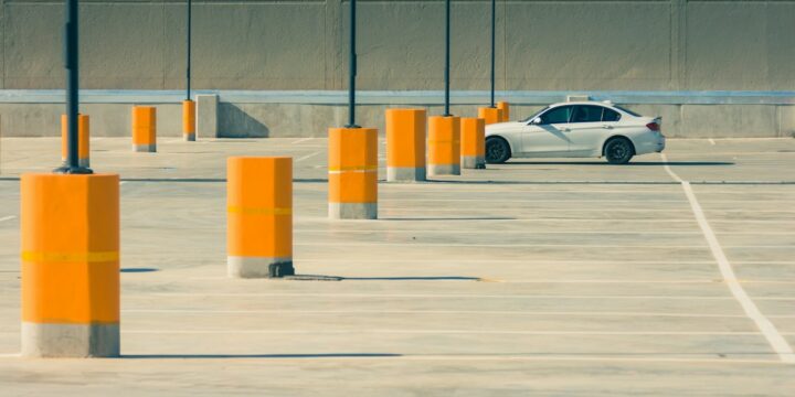 Parking przy centrum handlowym Outlet Białystok z ograniczeniami czasu postoju