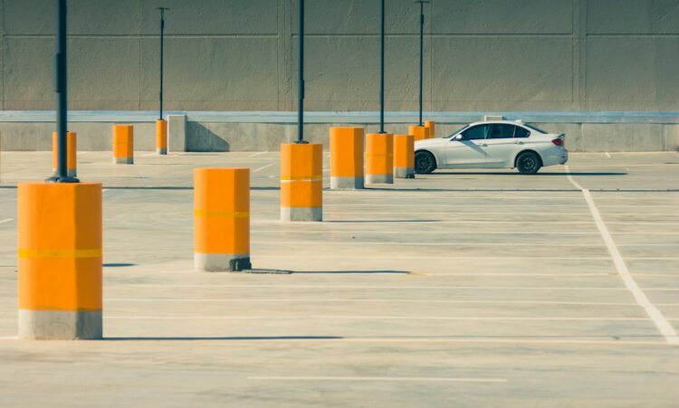 Parking przy centrum handlowym Outlet Białystok z ograniczeniami czasu postoju